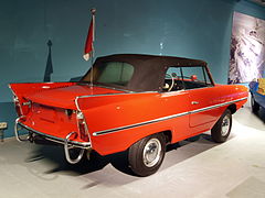 Une Amphicar de 1967 avec sa capote en place.