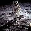 Astronauta Buzz Aldrin na powierzchni Księżyca. Księżyc jest jedynym pozaziemskim obiektem naturalnym, po którym chodziła istota ludzka