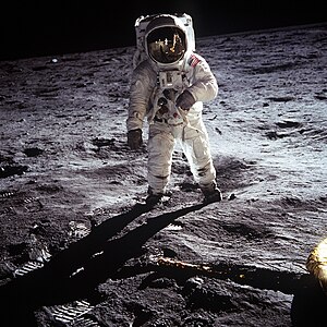 באז אולדרין הולך על הירח בעת משימתה של החללית אפולו 11, 20 ביולי 1969.