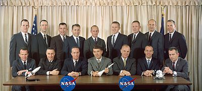 Les groupes d'astronautes 1 et 2 réunis le 19 février 1963. See est à la rangée du fond, quatrième en partant de la gauche.