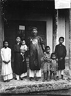 Photographie de la famille de Ngo Dinh Thuc en 1905 avec son père Ngo Dinh Kha au centre en habit de noble vietnamien