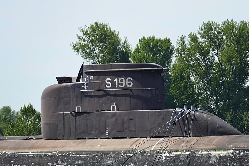 File:U-17 auf dem Rhein Turm.jpg