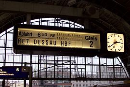 RE auf einer Fallblattanzeige im Bahnhof Berlin Alexanderplatz