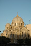 Vue extérieure du chœur d'une église ; croix orthodoxes surmontant les dômes.