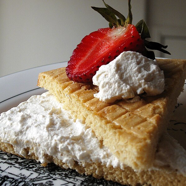 File:Genoise and Chantilly 01.jpg