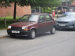 Renault 5 on Mount Preston Street, Woodhouse, Leeds (22nd August 2023).jpg