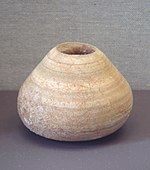 Pot d'albâtre région du milieu de l'Euphrate, 6500 av. J.-C., musée du Louvre.