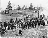 Begrafenisstoet Tongerseweg nabij stadsmuur, 1900?