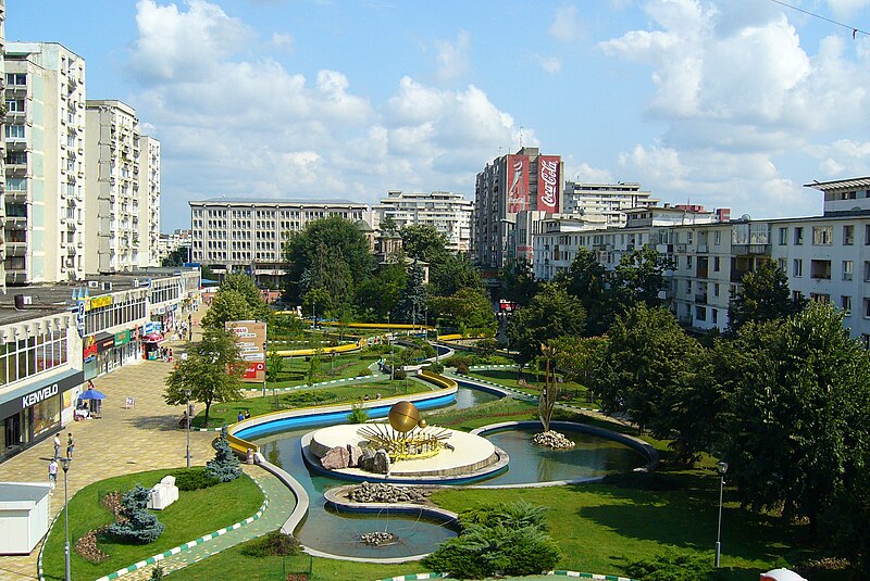 File:Downtown park Pitesti 09.jpg