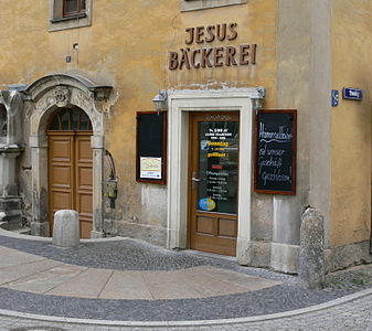 Die Jesus-Bäckerei in Görlitz ist laut der Kreidetafel „wg. Himmelfahrt geschlossen“. Mehr als verständlich!