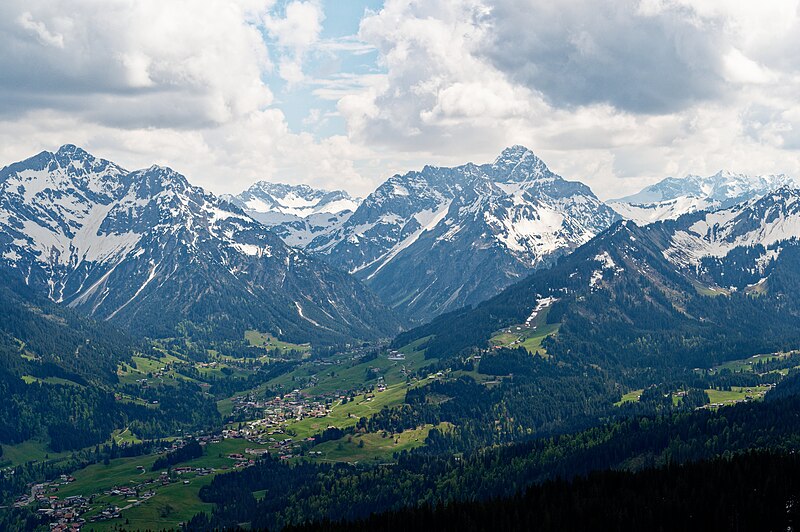 File:Luftbild Kleinwalsertal Juni 2021.jpg