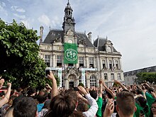 La foule réunie devant l'hôtel de ville de Limoges ou l'équipe du Limoges CSP présente le trophée de champion de France de basket-ball 2014.