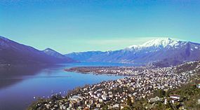 Vido de Brione sopra Minusio al Locarno kaj la Majora Lago