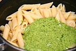 Món mì ống với sốt pesto từ lá parsley