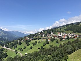 Peist im August 2020. Links unten der Bahnhof der RhB