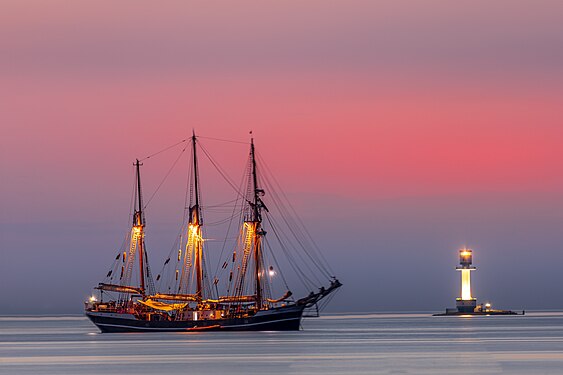 Die Thor Heyerdahl vor dem Leuchtturm von Friedrichsort