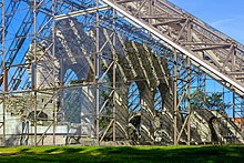 Foto einer Steinruine unter einem Glasbau