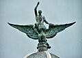 Fénix. Escultura de Bronce colocada no alto do edificio Fénix que dá ós Cantóns