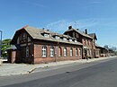 Empfangsgebäude des Bahnhofs Beeskow mit Bahnhofsgaststätte und Güterschuppen sowie zwei Nebengebäuden und Wasserkran