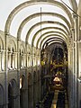 Arcs perpanys de mig punt sota la volta de canó de la nau central de la catedral de Santiago de Compostel·la.