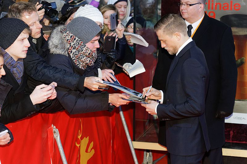 File:Charlie Hunnam & Fans Premiere of The Lost City of Z at Zoo Palast Berlinale 2017 17.jpg