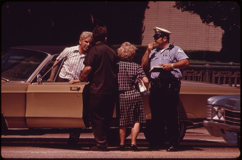 File:POLICEMAN QUESTIONS INTERESTED PARTIES FOR ACCIDENT REPORT LAKE SHORE DRIVE NEAR IRVING PARK ROAD - NARA - 551941.jpg