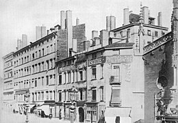 Les maisons sur le flanc est de l'église avant 1890, époque de leur démolition.