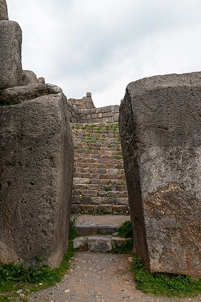 File:Ruinas en Sacsayhuamán.jpg