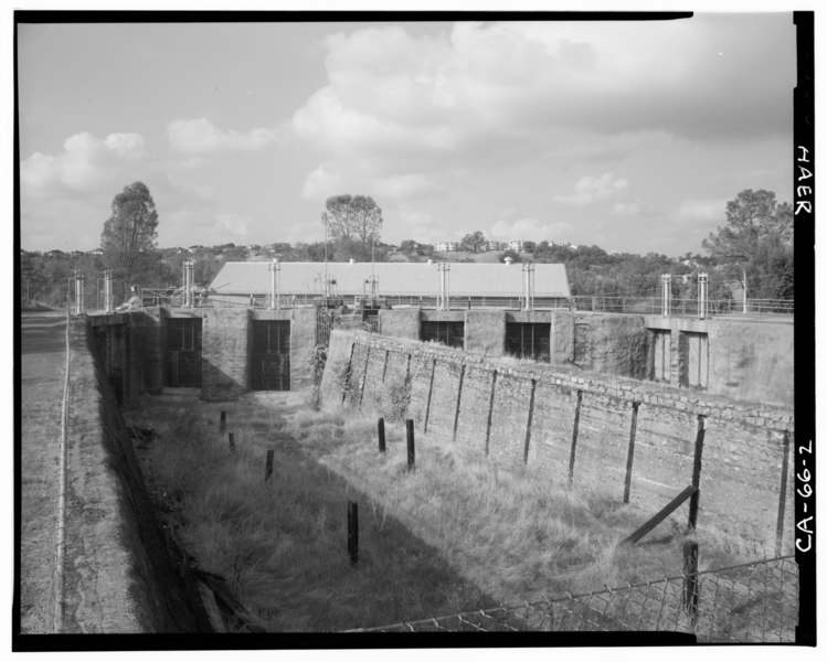 File:VIEW OF FOREBAY, FOLSOM POWERHOUSE, SHOWING FOUR MAIN TURBINE-PENSTOCK GATES AND TWO SAND GATES ON THE RIGHT - Folsom Powerhouse, Adjacent to American River, Folsom, Sacramento HAER CAL,34-FOLSO.V,2-2.tif