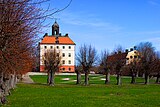 Ängsö slott med parken i förgrunden