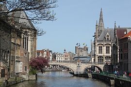 La Lys, le pont Saint-Michel, avec le donjon du château des comtes de Flandre en arrière-plan.