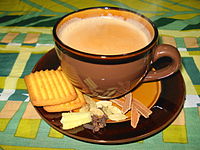 Masala chai servido com biscoitos de chá. É o tipo de chá mais popular da Índia.