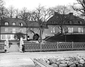 Nedre Manilla på 1910-talet, Östbergs tillbyggnad till höger