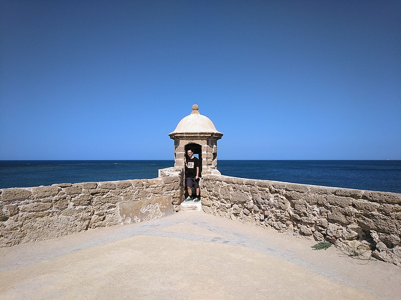 File:Baluarte de Santa Catalina y Castillo (Cádiz) 11.jpg