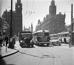 46-os busz a Felszabadulás téren 1957-ben