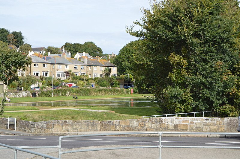 File:Lariggan Gardens - geograph.org.uk - 6454322.jpg