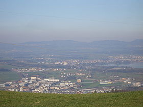 Blick über Ennetsee, im Hintergrund am Seeufer: Cham