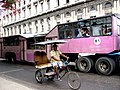 Un "camello" y una bicicleta de taxi (bicitaxi) en Cuba.