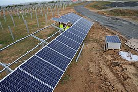 Pose des premiers panneaux photovoltaïques de la zone verse nord de Blaye.