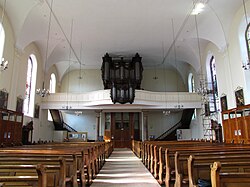 Vue intérieure de la nef vers la tribune d'orgue