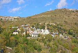 Huez by og Alpe-d'Huez højere oppe i terrænet i 2014