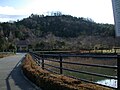 鏡山公園。手前の池の水は黒瀬川へ注ぐ。