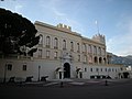 Le drapeau d'État sur le Palais princier.