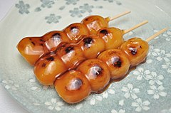 Mitarashi dango (みたらし団子), overgoten met een gesuikerde sojasaus