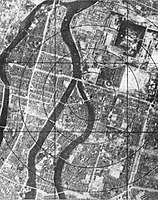 1945年原爆投下前の市中央部上空写真。同心円の中心が爆心地。現在地付近に観船橋が確認できる。