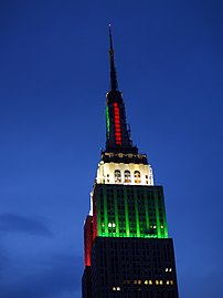 Iluminado de rojo, blanco y verde.