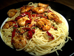 Spaghettis aux crevettes tigrées.