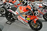 鈴鹿8時間耐久ロードレース優勝マシン 1997年モデルのNWAG(左)1998年モデルのNWAH(右) ホンダコレクションホール所蔵車両