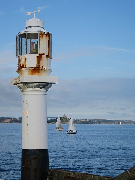 File:Lighthouse at end of South Pier - geograph.org.uk - 5445122.jpg