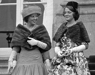 Prinzessinnen Beatrix (links) und Irene der Niederlande mit Stola und Cape (1960)